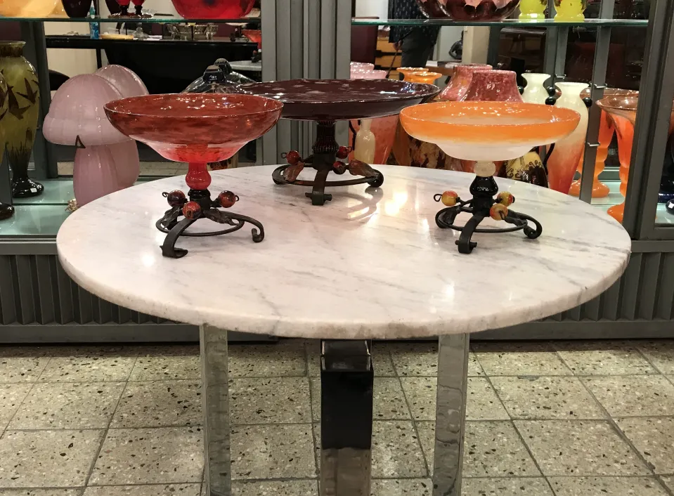 trois élégants bols en verre sur des piédestaux sur une table