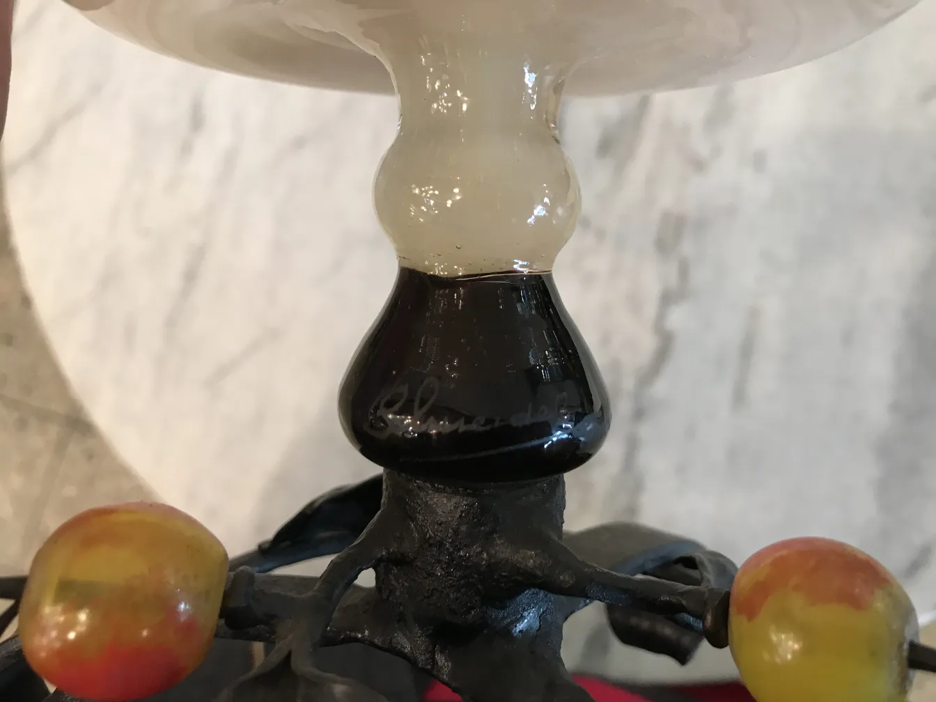 シュナイダーのサイン入りガラス、明るい背景とカラフルなアクセント、アンティーク。