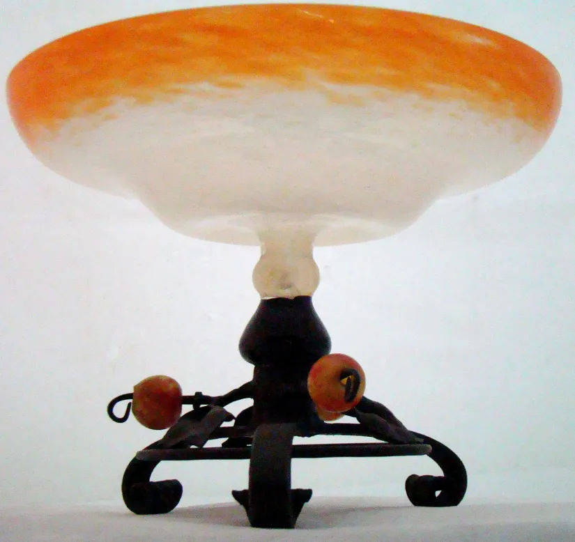 زجاج قديم موقّع من شneider على قاعدة سوداء مع تفاصيل