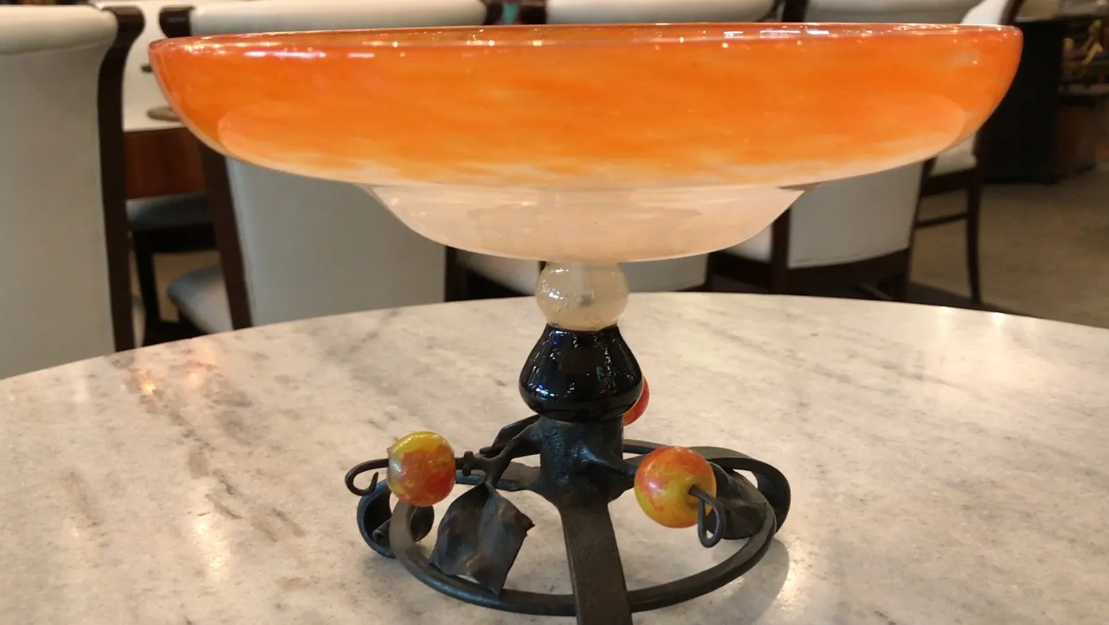 Verre signé par Schneider avec un design ancien en orange et blanc