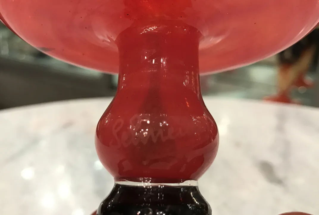 Vetro antico con firma visibile di Schneider, color rosso brillante.