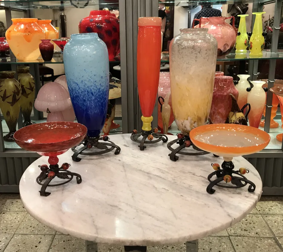 Collection de pièces de verre signé antique par Schneider dans des couleurs vives.