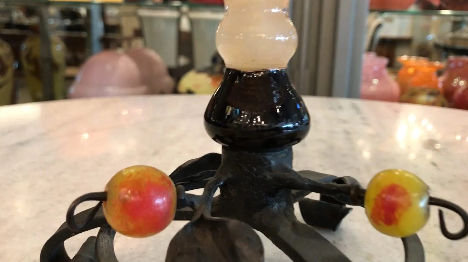 Französisches Glas mit dunklen Stilmerkmalen und dekorativen Elementen in einer antiken Umgebung.