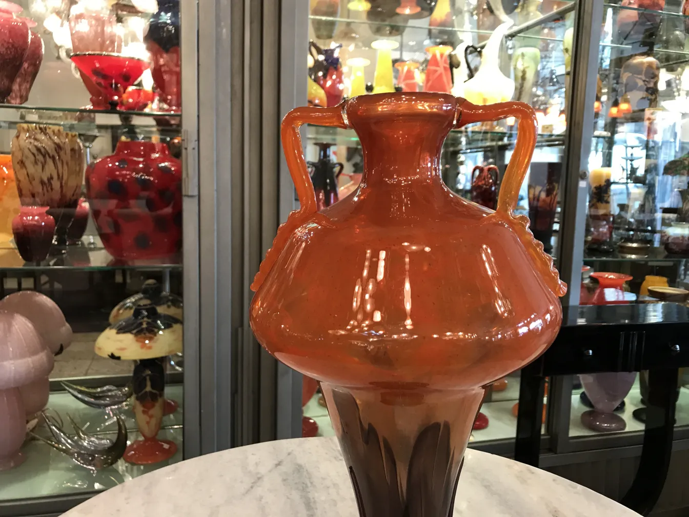 vase antique signé Schneider avec un élégant design orange