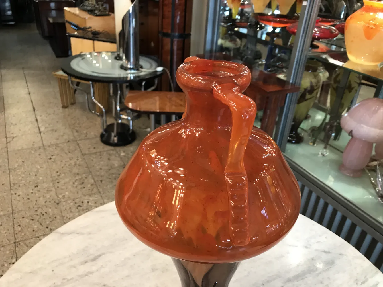 Vetro antico firmato Schneider con un design colorato in un ambiente elegante.