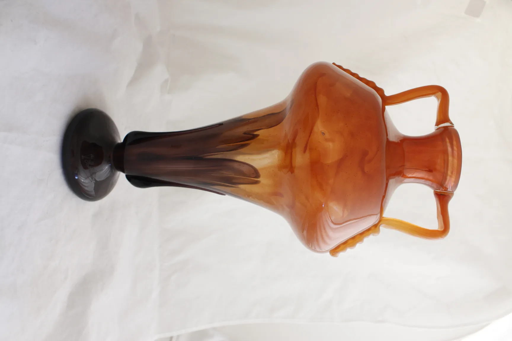 vidro antigo com assinatura de Schneider, design elegante