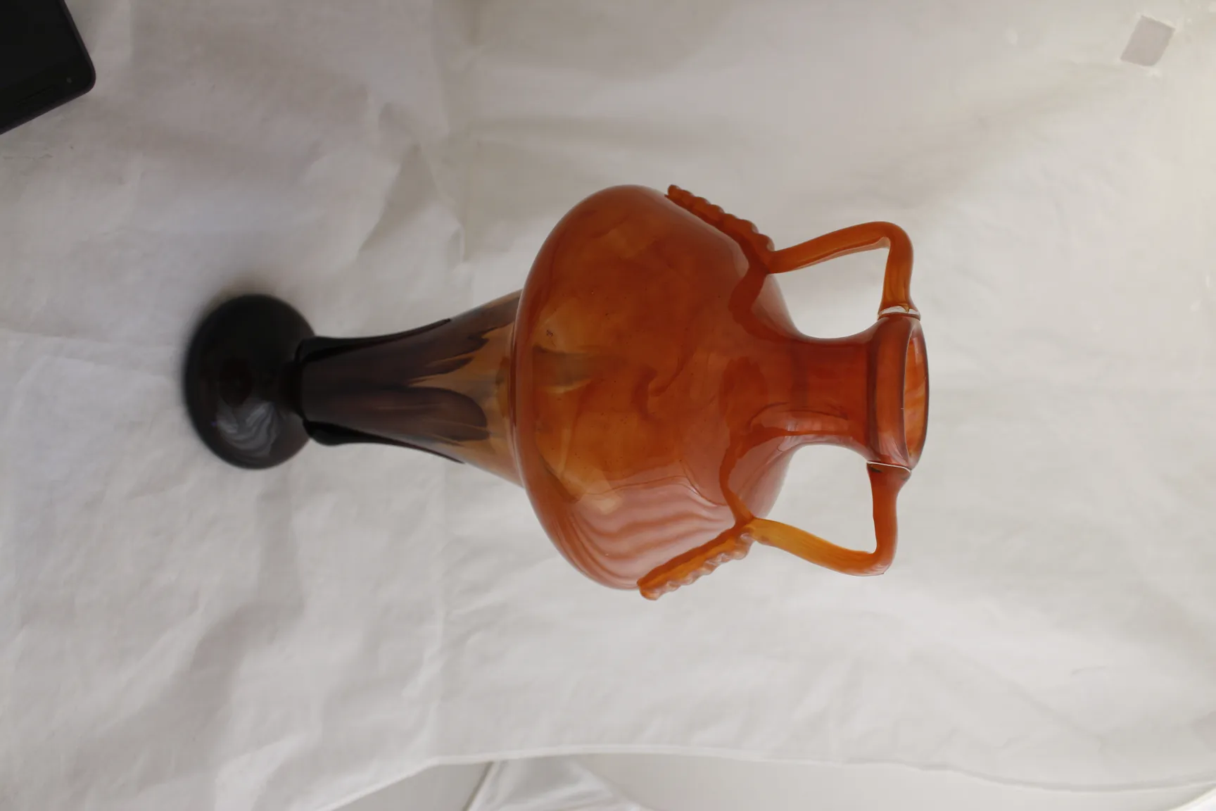 vaso antigo de vidro assinado, cor âmbar, estilo clássico