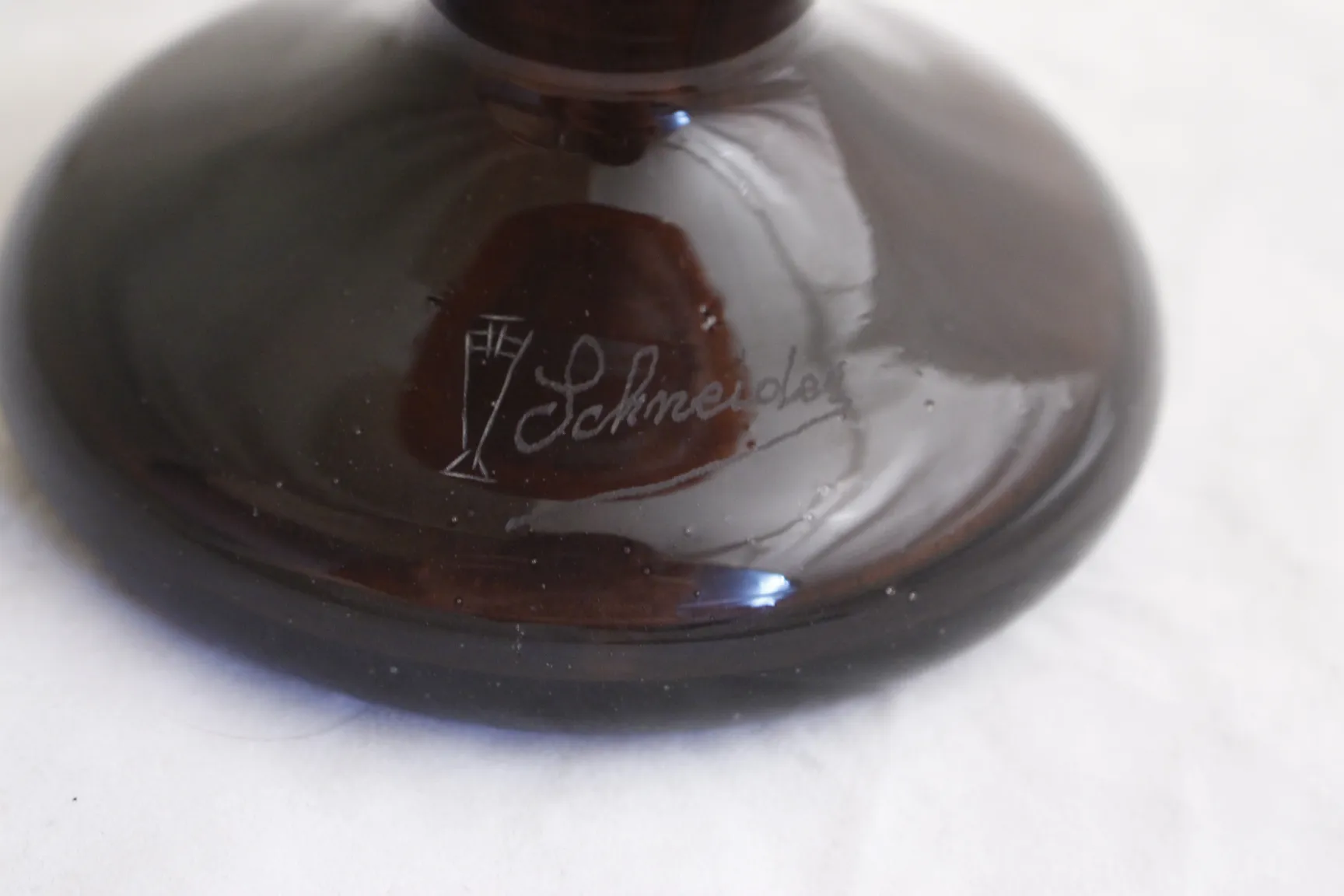 antikes glas mit schneider unterschrift an der basis