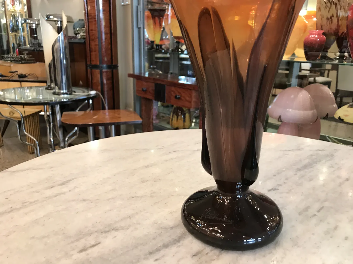 हस्ताक्षरित कांच के साथ काली आधार और पीछे की सजावट