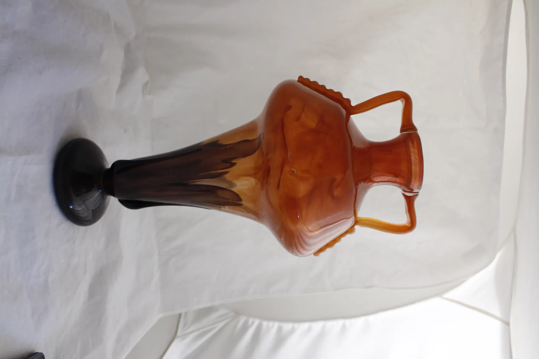 Antikes signiertes Glas Schneider mit dunklem Fuß