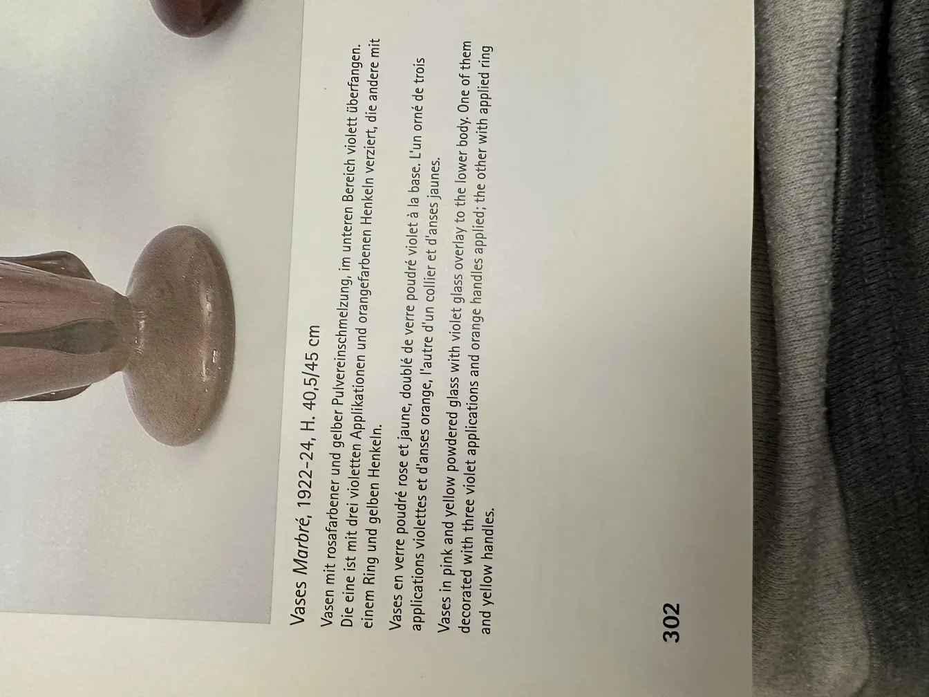 Vaso antiguo de vidrio firmado con aplicaciones coloridas