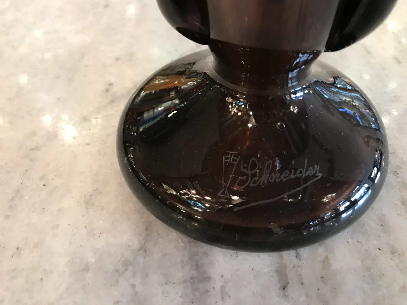 Antikes Glas mit Schneider-Unterschrift an der Basis, elegant und einzigartig.