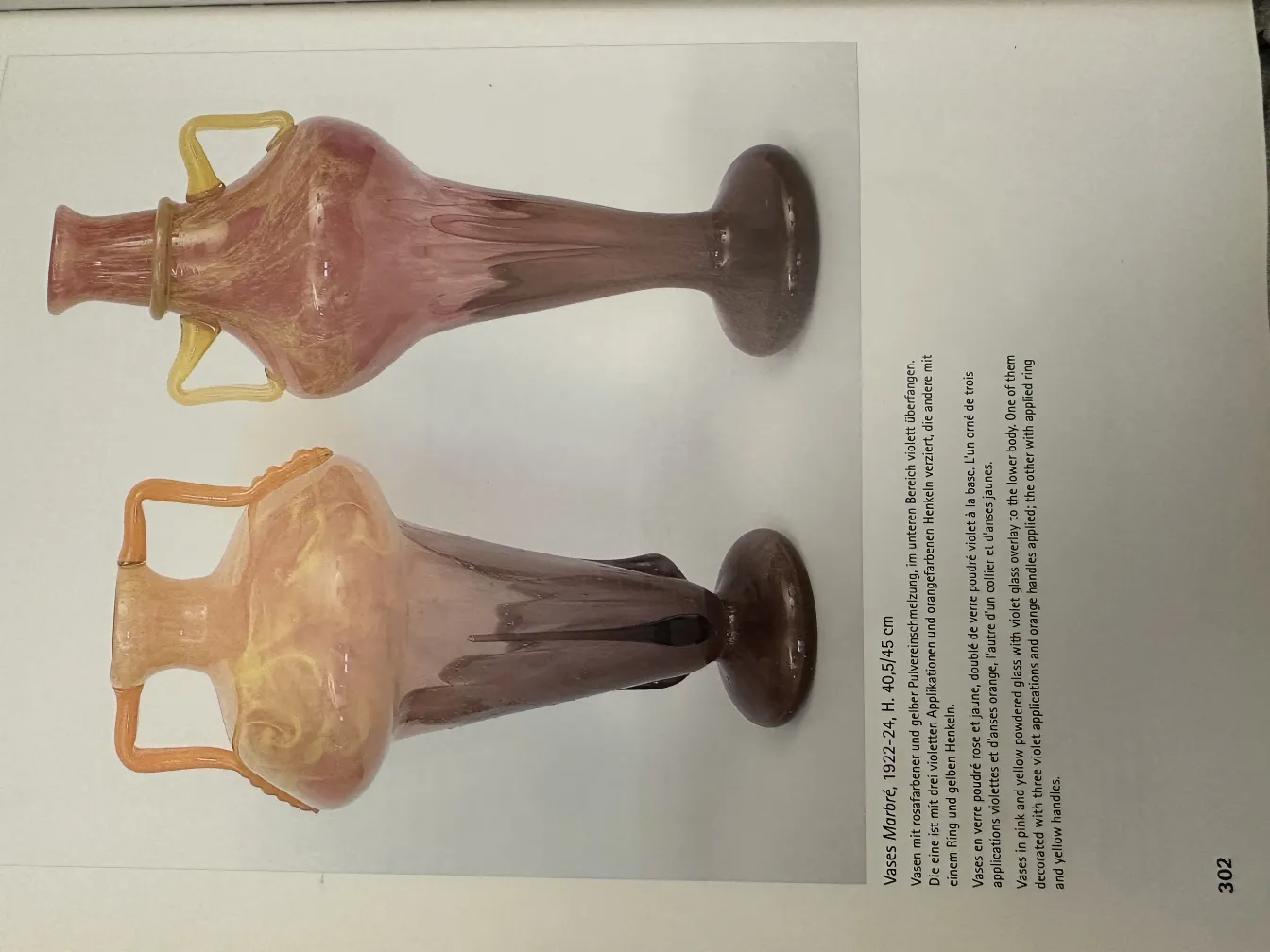 Zwei antike signierte Glasvasen von Schneider in Rosa und Braun.