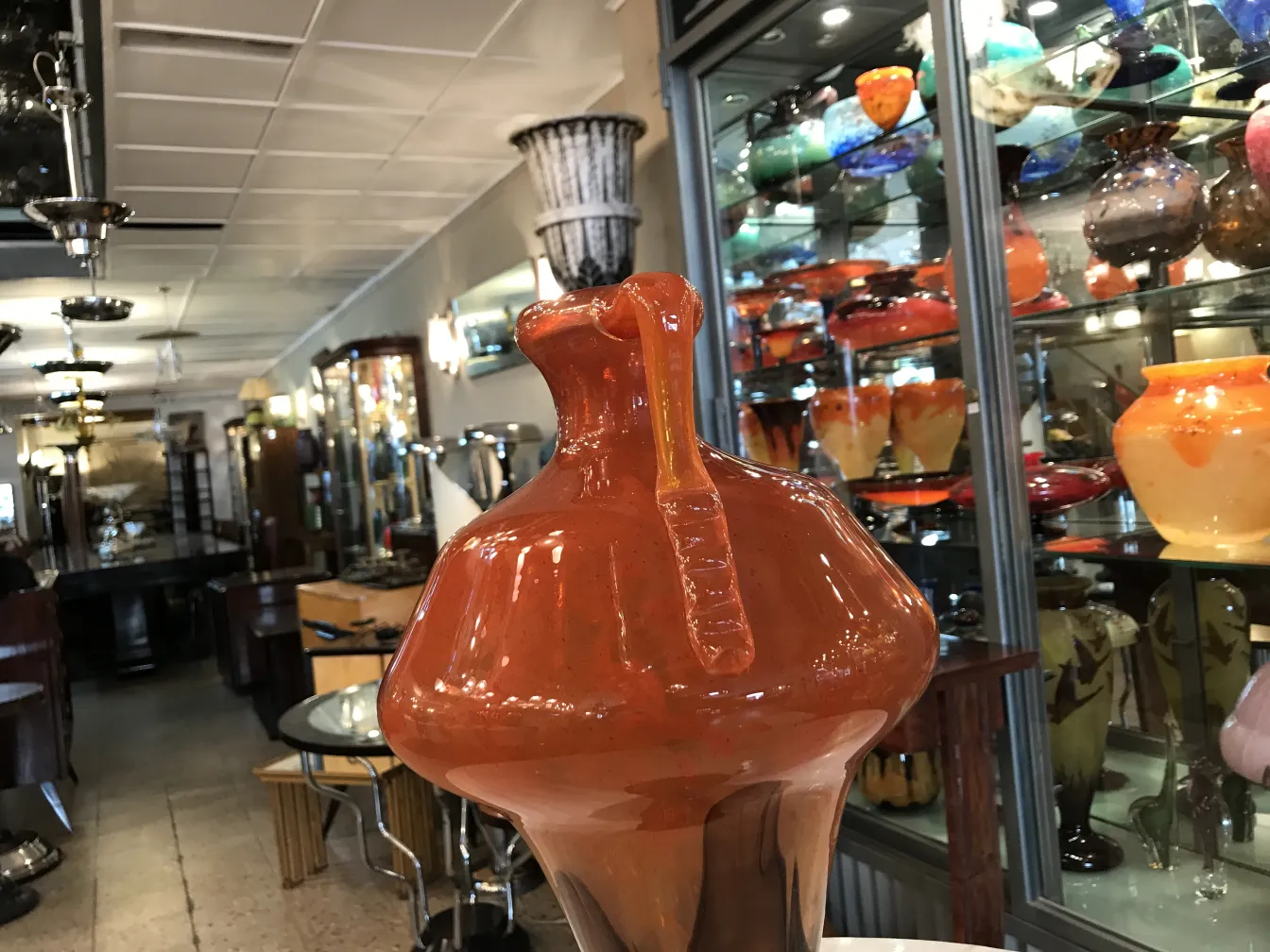 Vetro firmato Schneider in un ambiente di antiquariato decorativo