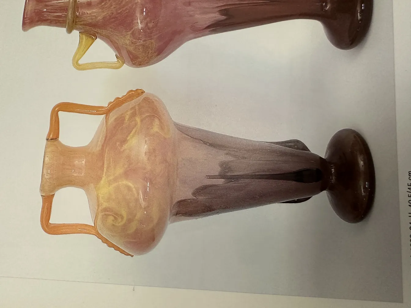 deux vases en verre avec des couleurs se mêlant harmonieusement