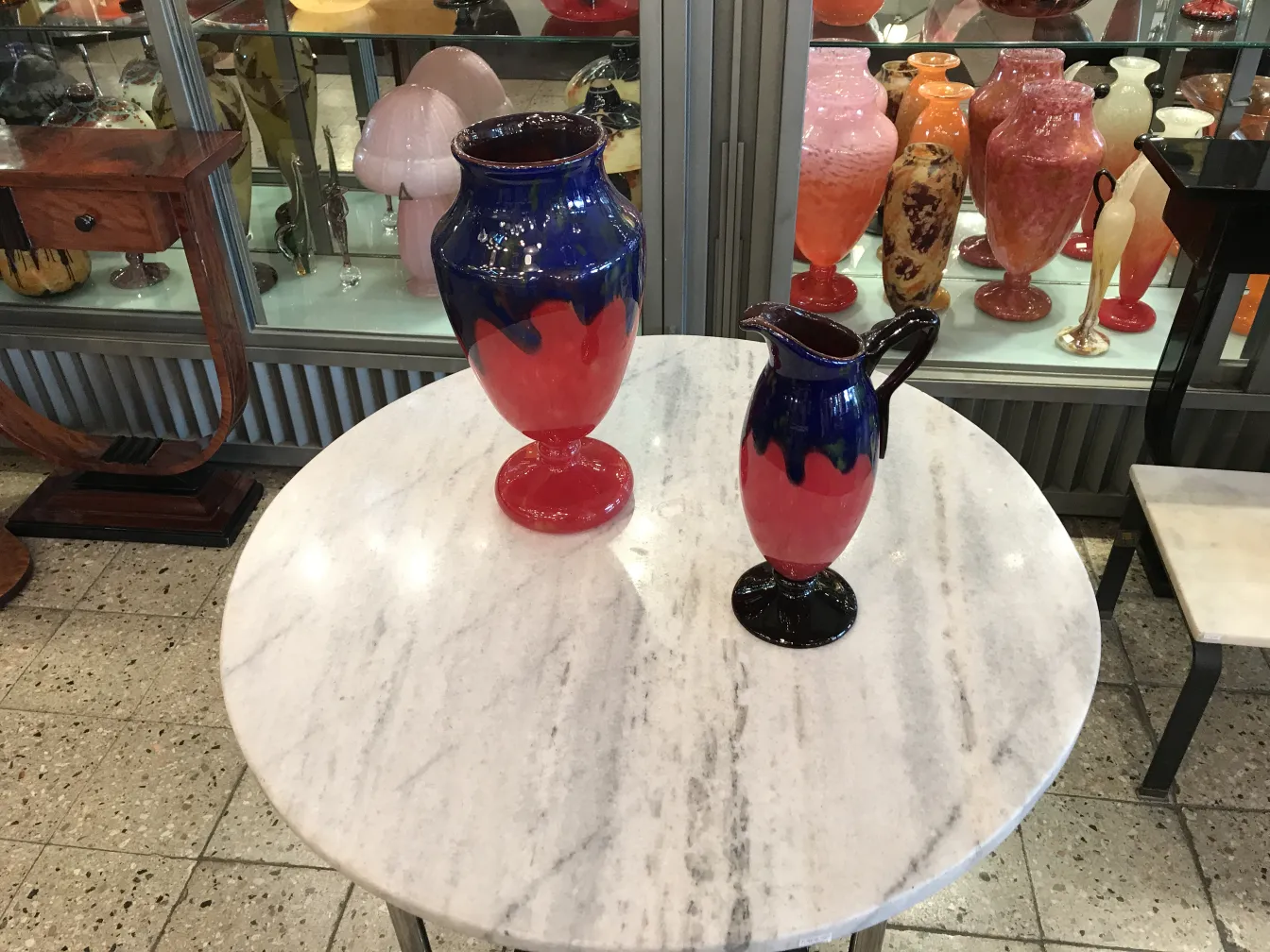 Verre signé élégant de Schneider sur des tables antiques