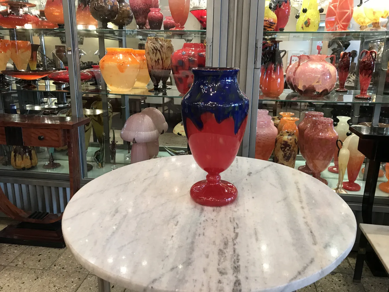 antigo vidro com decoração em vermelho e azul