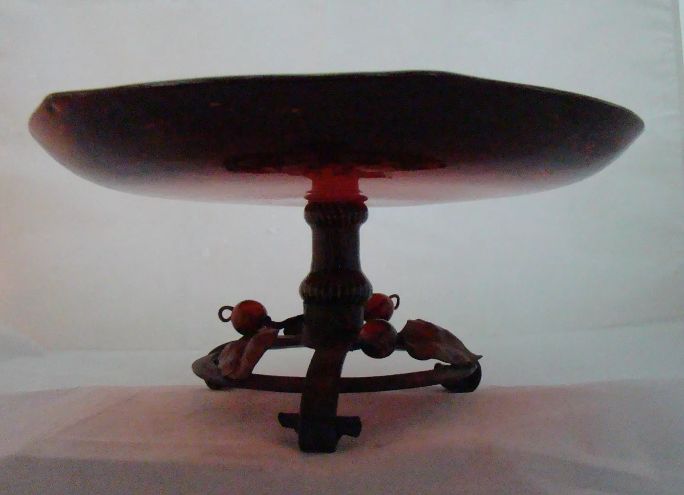 Vidro assinado Schneider em pedestal decorado