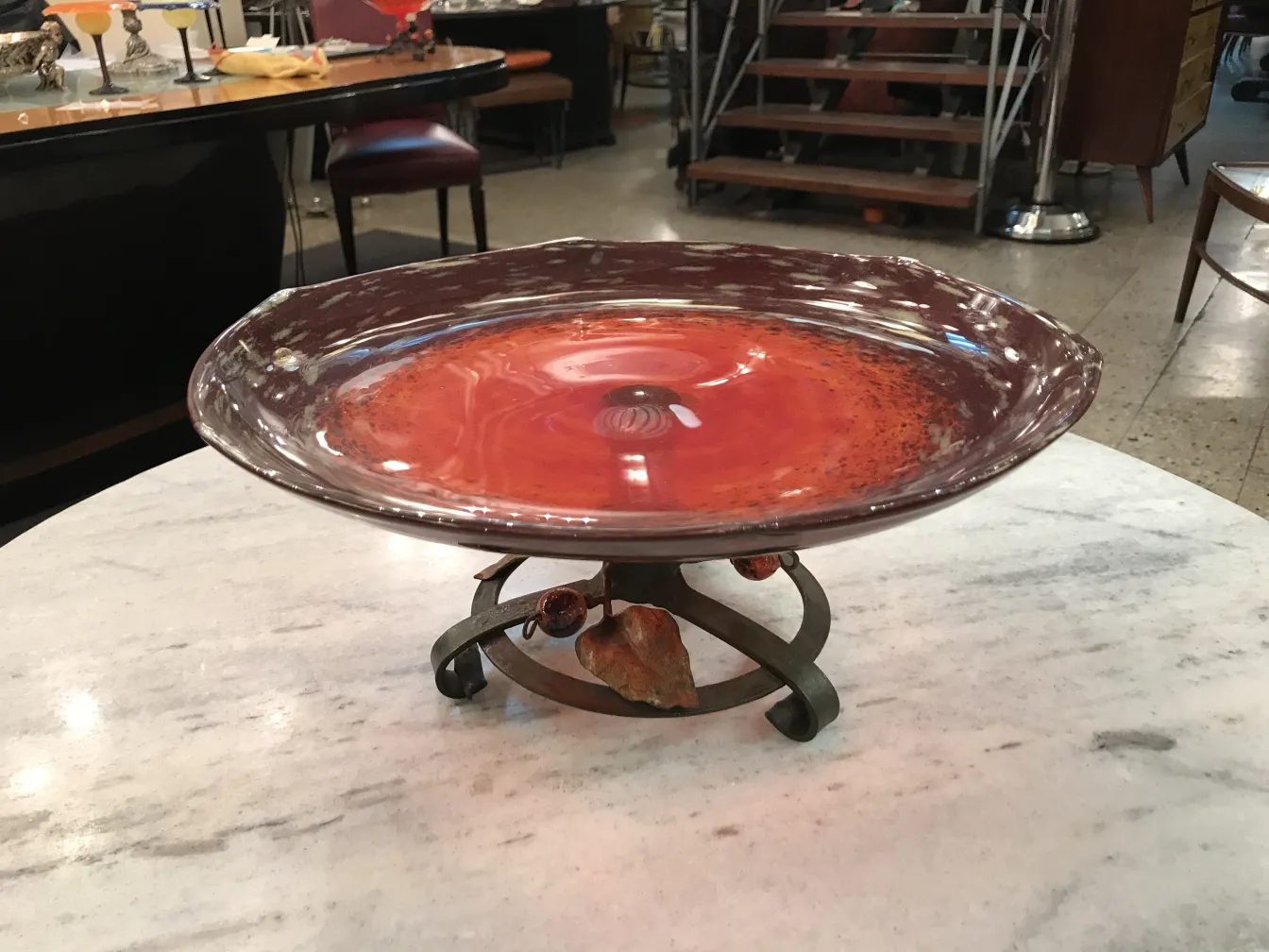 plato decorativo de vidrio firmado schneider en ambiente de antigüedades