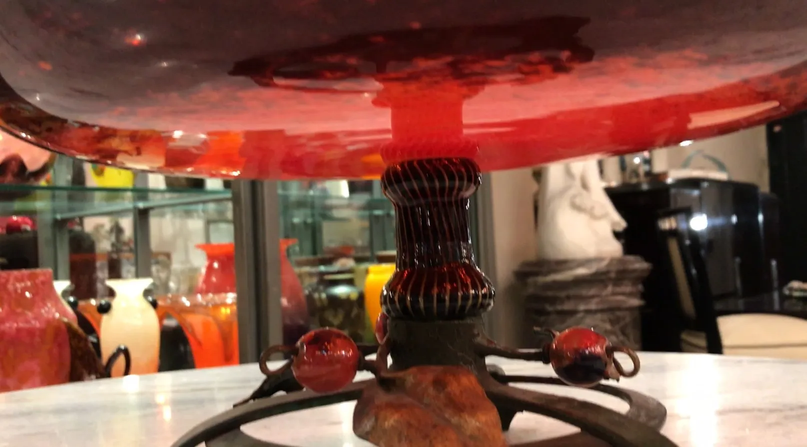 signiertes glas von schneider auf rotem dekorativen sockel