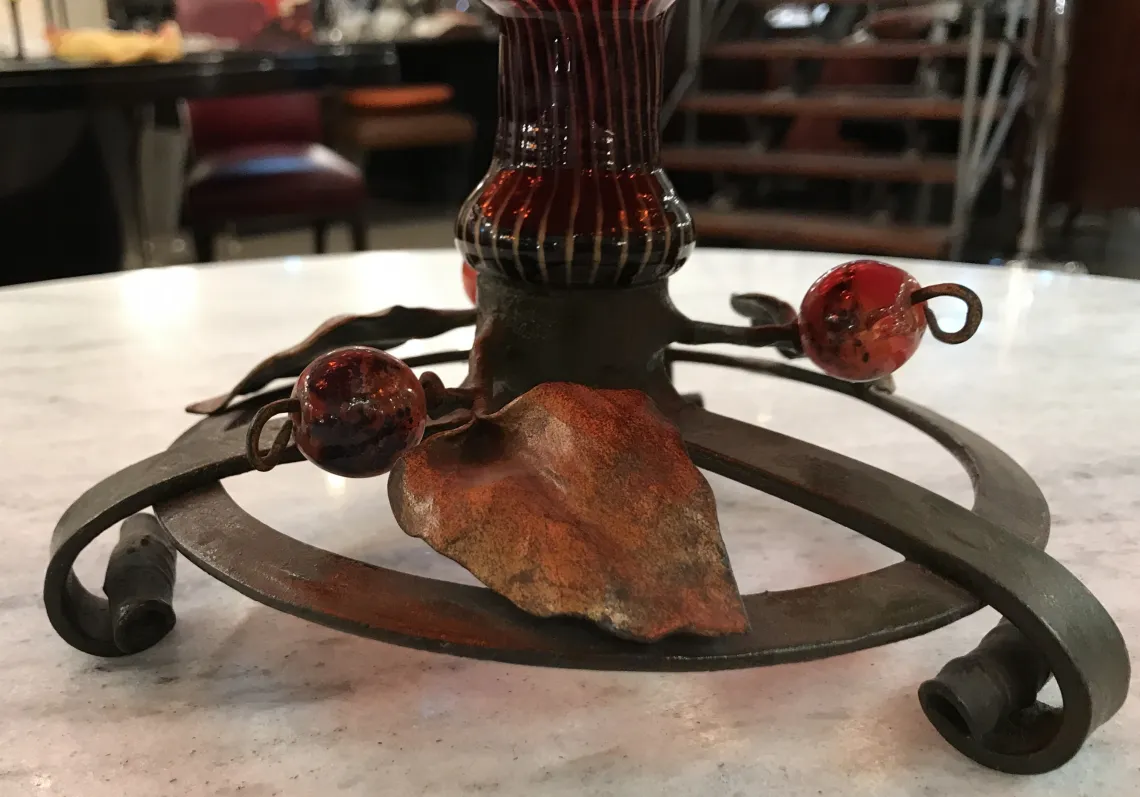 unter einer Metallbasis, Glas mit Blumendekor