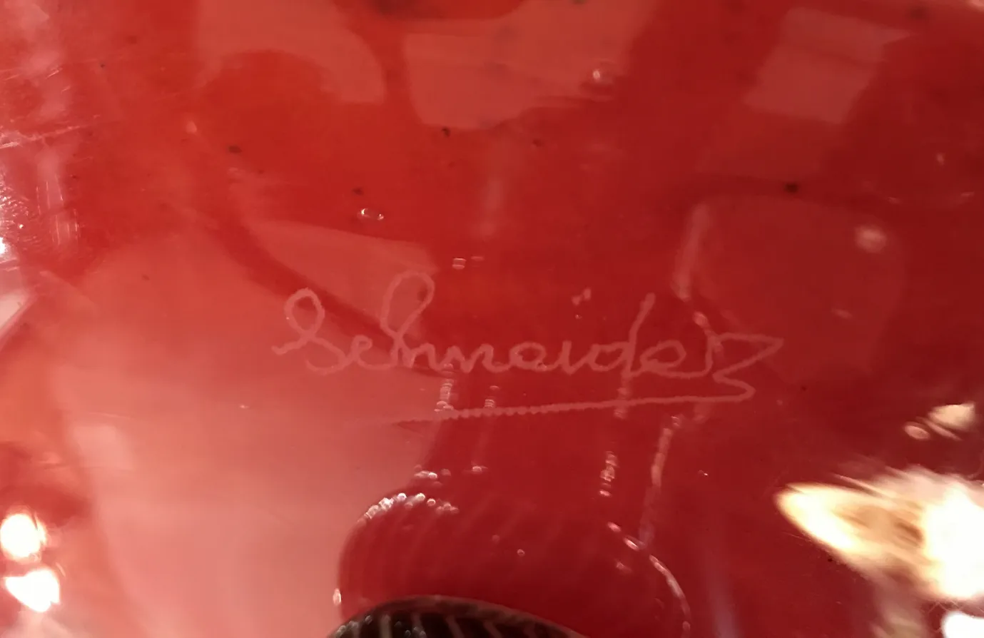 leuchtend rotes signiertes Glas mit Unterschrift von Schneider.