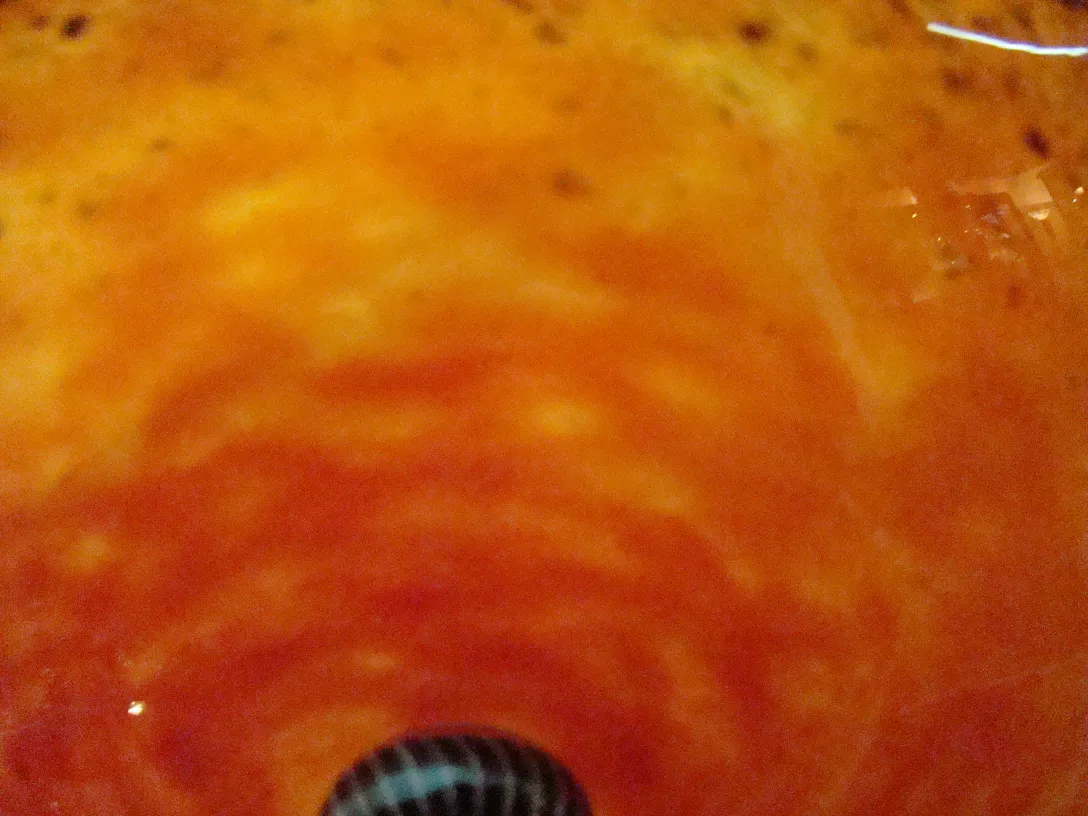 고대 슈나이더 서명이 있는 유리, 내부에 생생한 색깔이 있습니다.