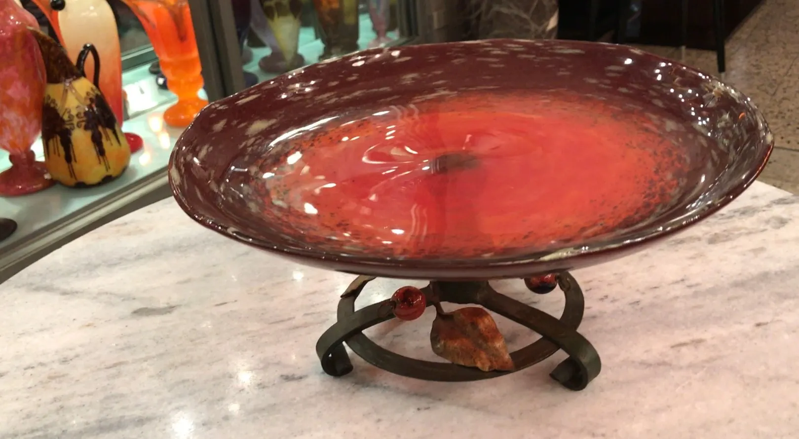 prato decorativo antigo de vidro assinado Schneider com suporte