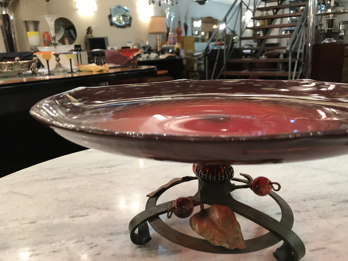 Vetro firmato da Schneider su base metallica decorativa