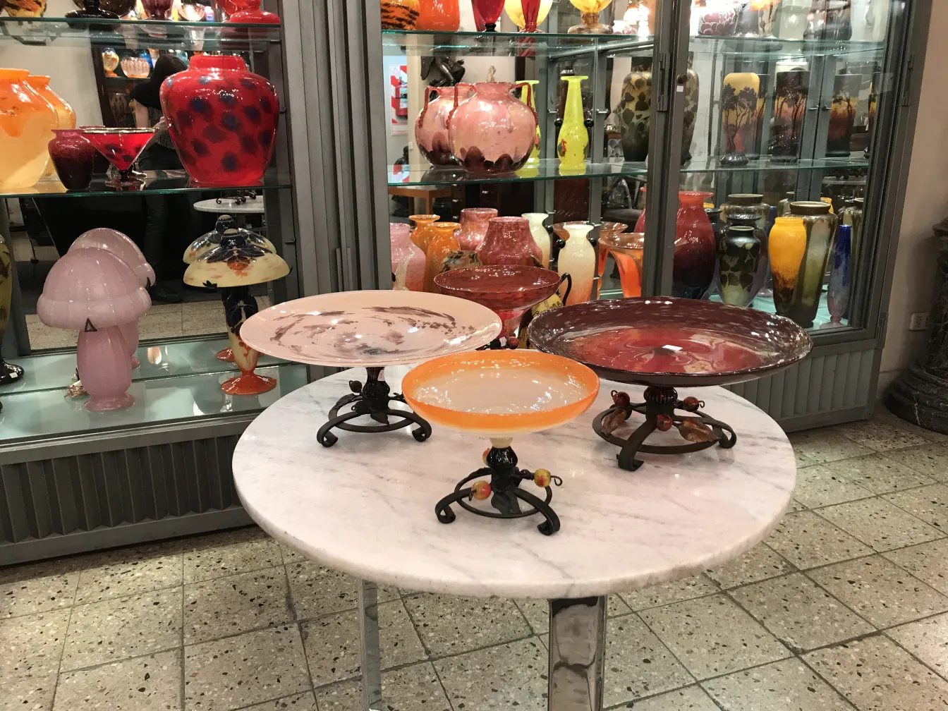 Bunter Ausstellungsrahmen mit antiken signierten Gläsern