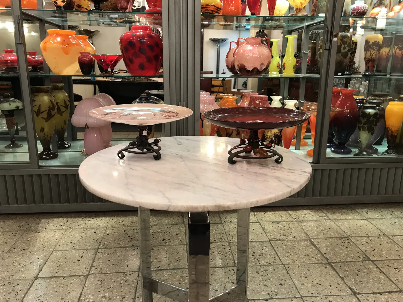 Teller aus signiertem Glas Schneider in einer antiken Umgebung