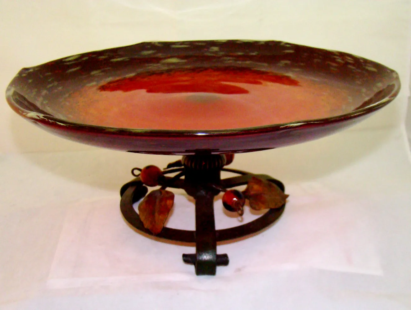 Dekorative Basis mit Blättern und Früchten; farbiges Glas.