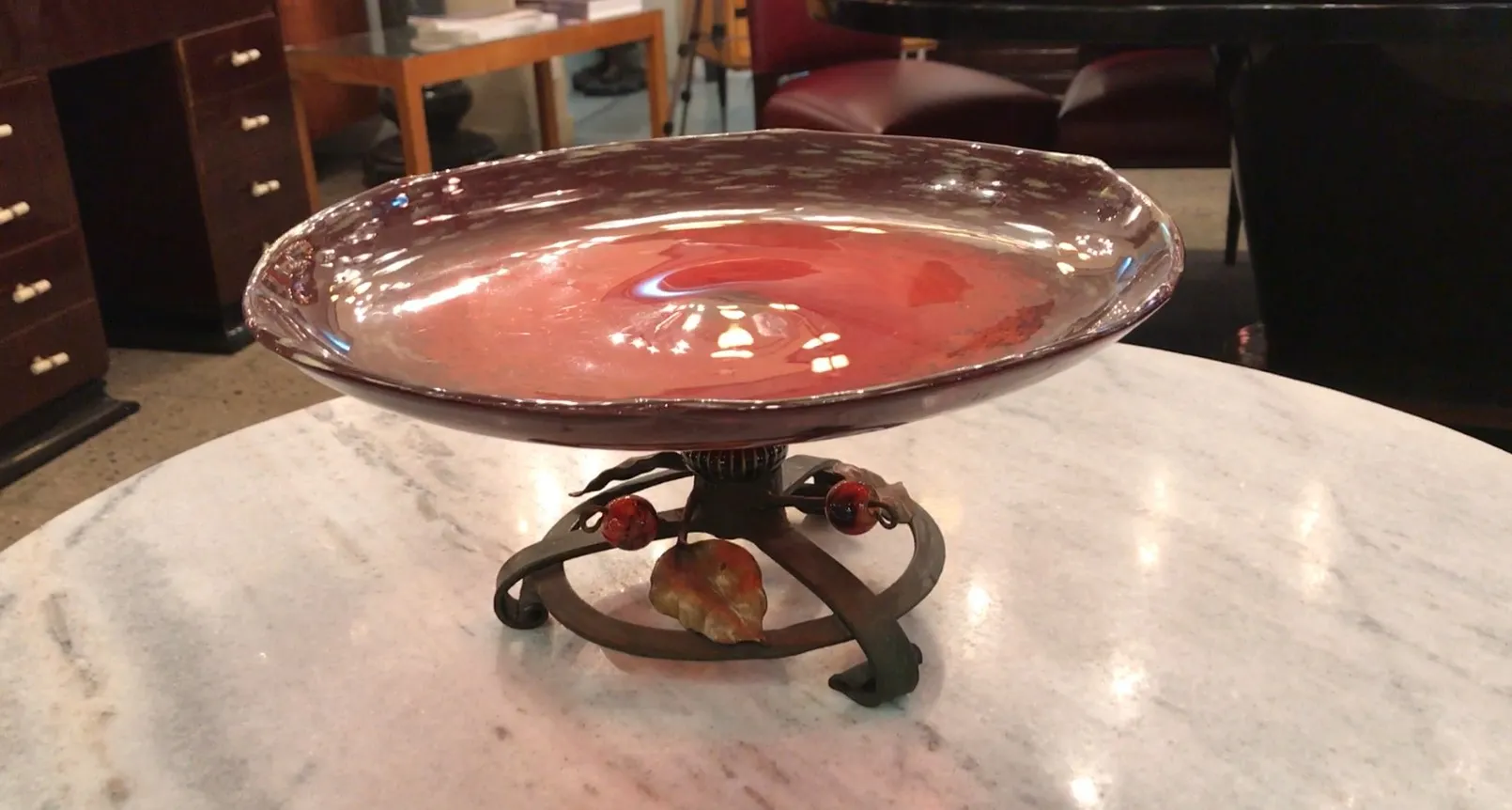 Prato de vidro assinado antiquado por Schneider em francês, decorativo e elegante, com detalhes únicos.