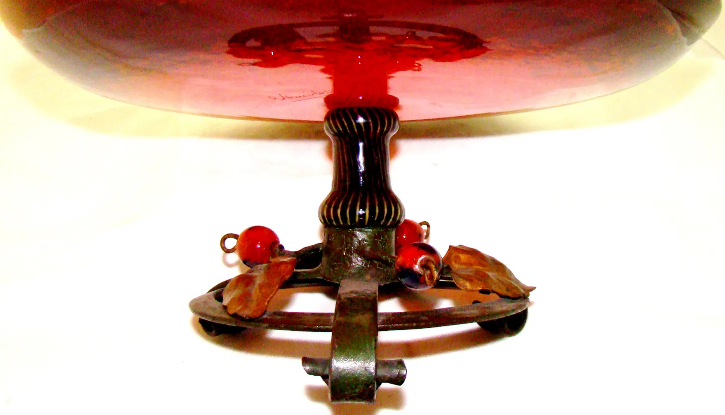 Signiertes Glas von Schneider, antikes französisches Design mit dekorativem Fuß