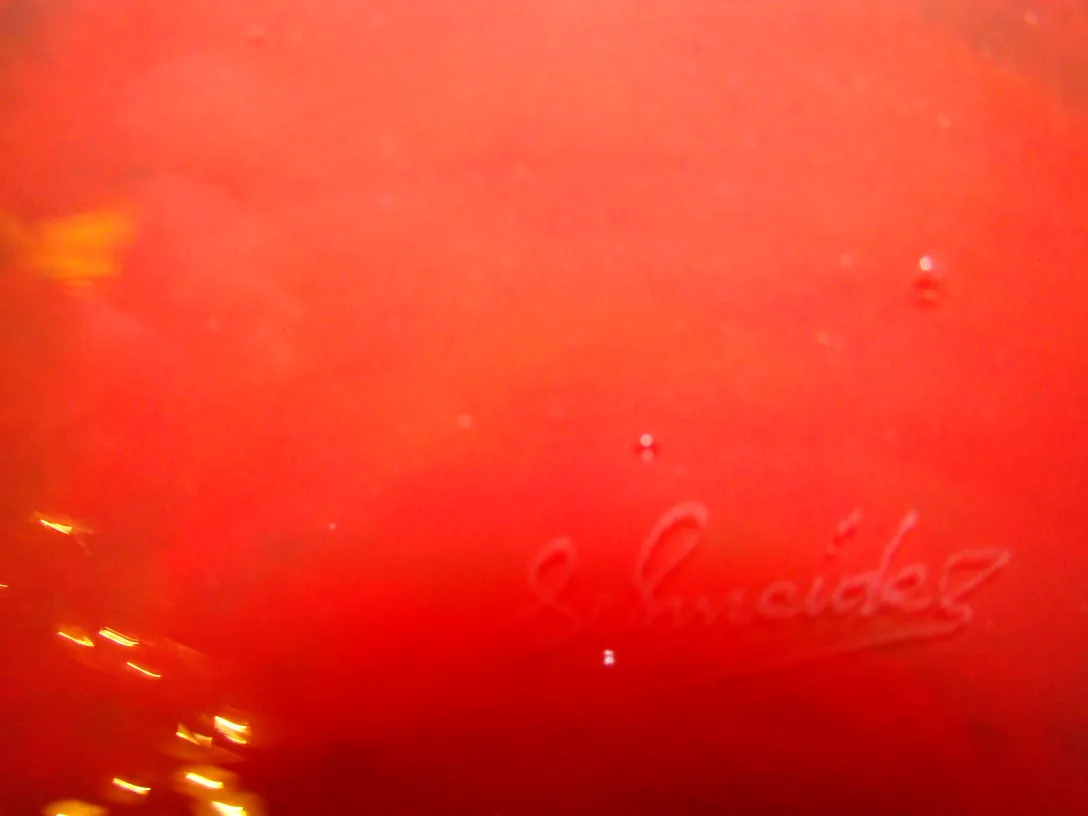 Vidrio antiguo con firma de Schneider, fondo rojo, antigüedad