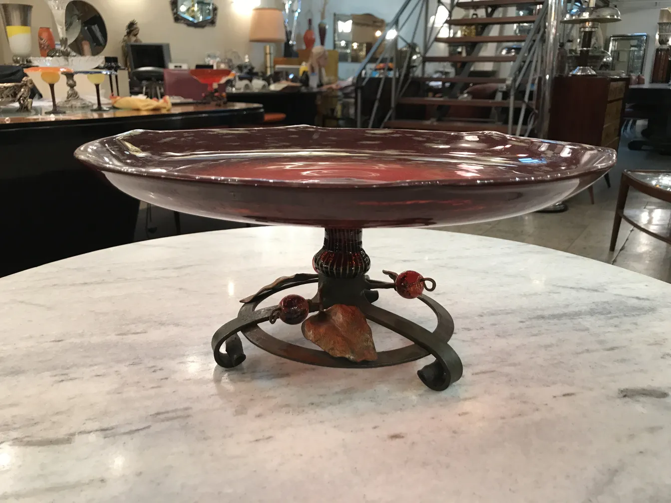 signiertes Glas von Schneider auf einem dekorativen Ständer auf einem Tisch