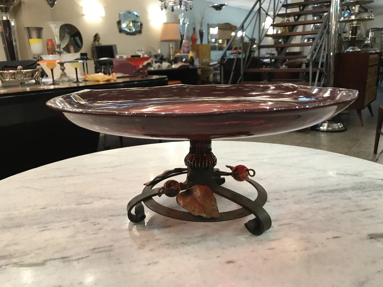 verre signé antique de couleur rouge avec base décorative