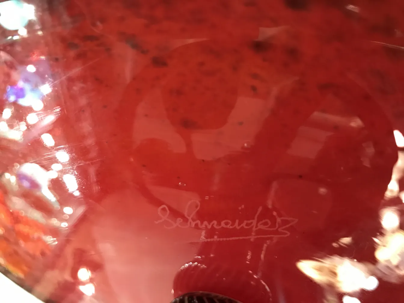 Vetro firmato con sfumature rosse che indicano antichità, Schneider.