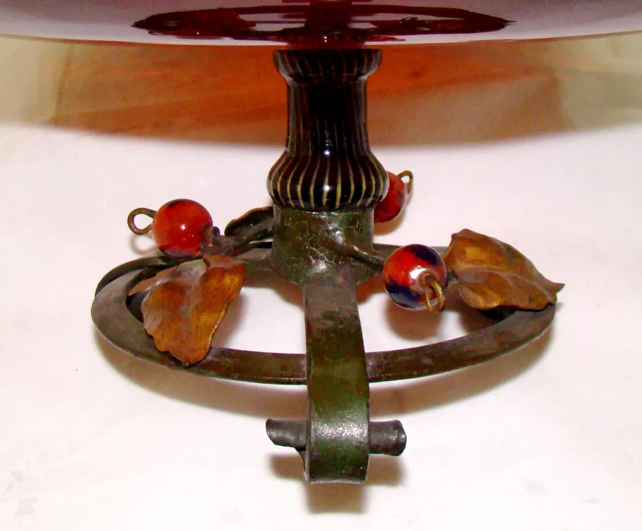 Verre signé Schneider avec base décorative antique.