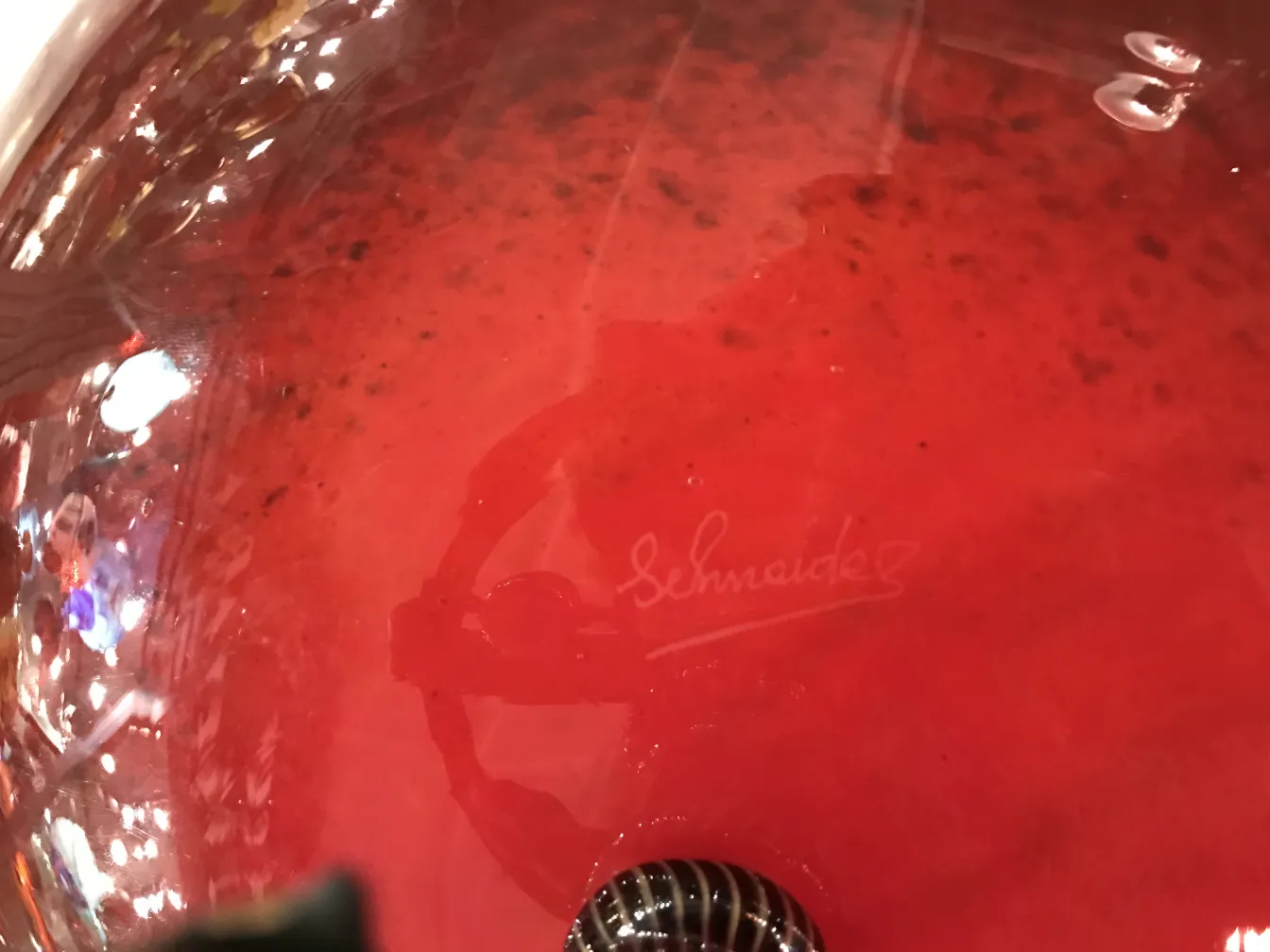 Antikes signiertes Glas von Schneider mit leuchtend rotem Hintergrund