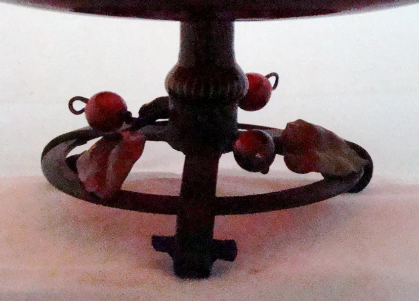 antik mit signiertem glas schneider, dekorativem sockel und detail