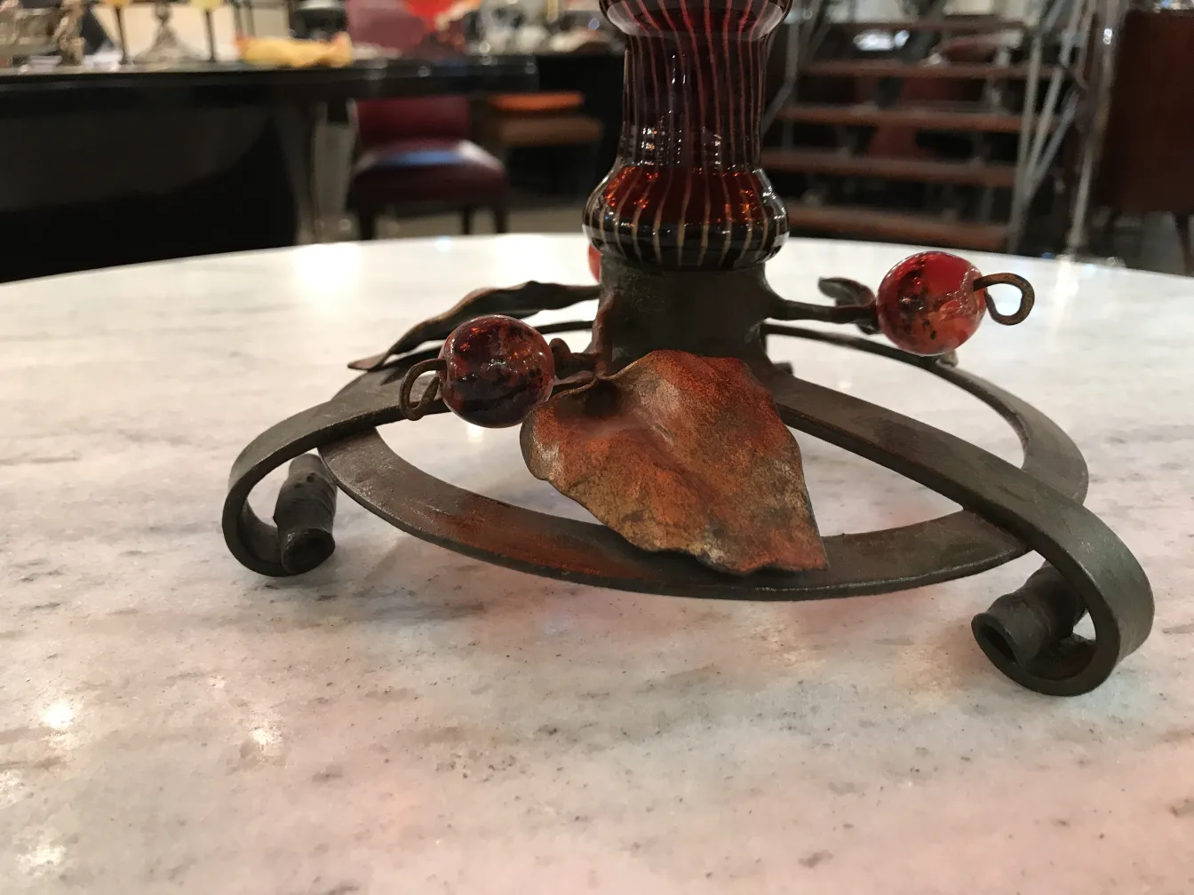 带有装饰细节和彩色球体的金属底座，古董