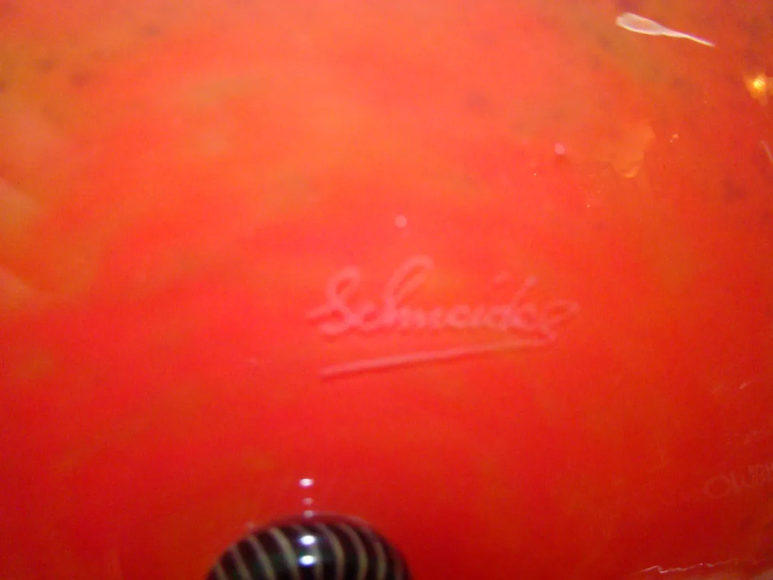 vidro antigo com assinatura de schneider em vermelho