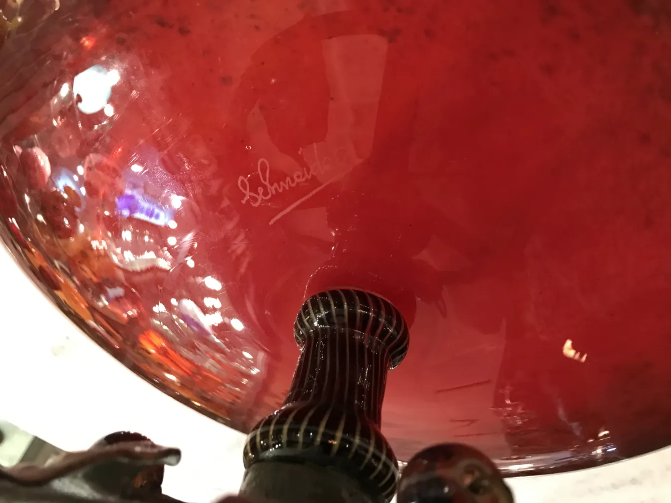 vidro assinado por schneider em vermelho com base decorativa