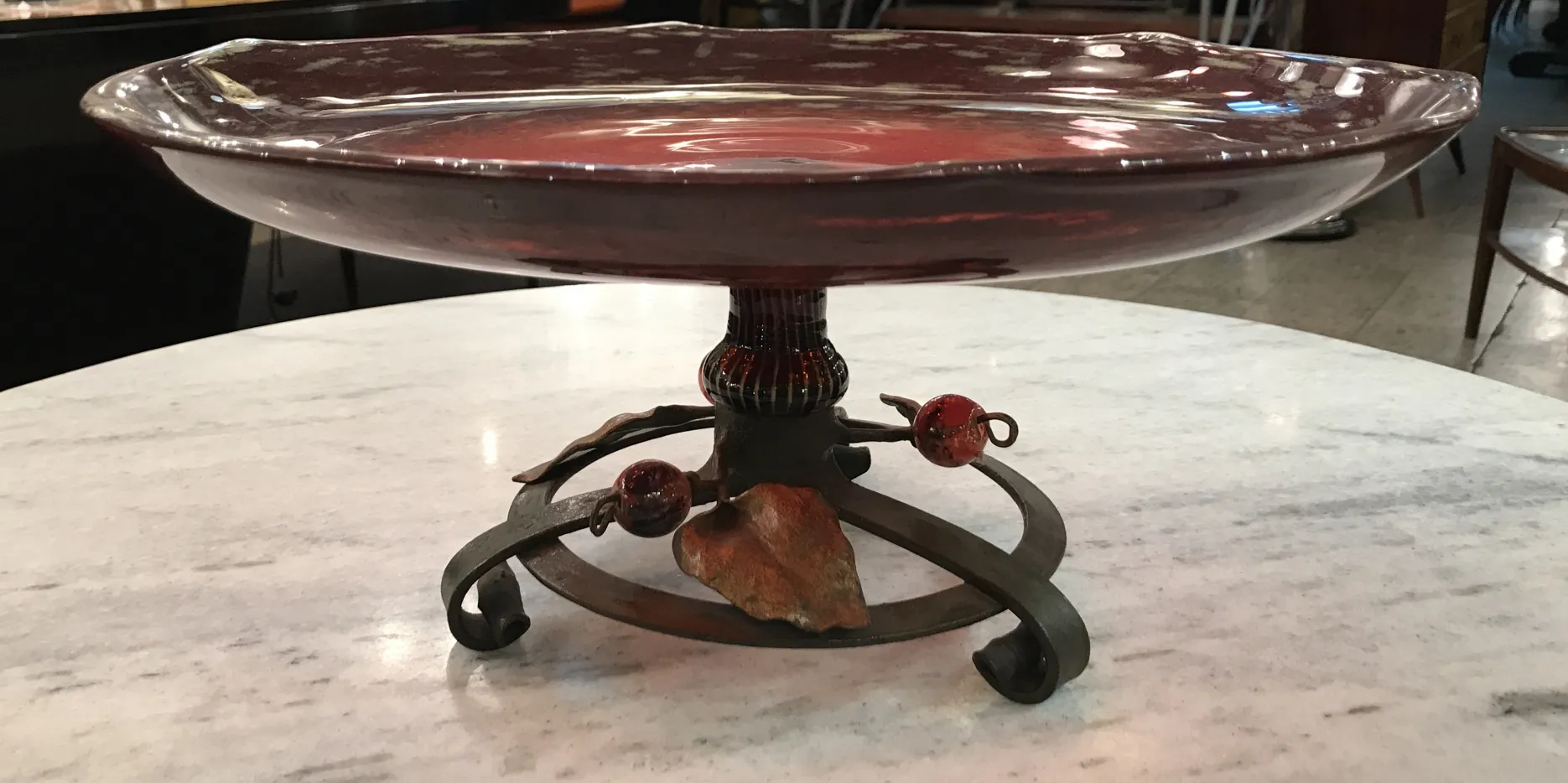 Assiette en verre antique signée par Schneider avec base décorative.