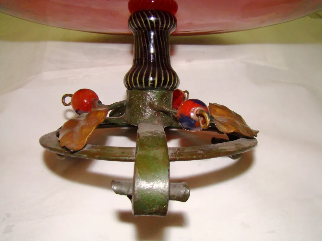 Basis von signiertem Glas Schneider in einem antiken Umfeld mit grünen und roten Details.