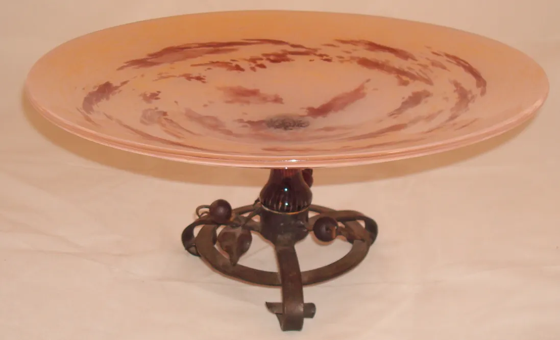 vidro antigo assinado por Schneider com decoração sutil, base de metal decorativo