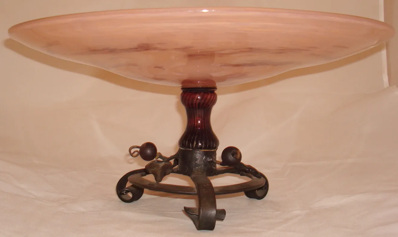 Assiette en verre signé Schneider, avec base décorative ancienne