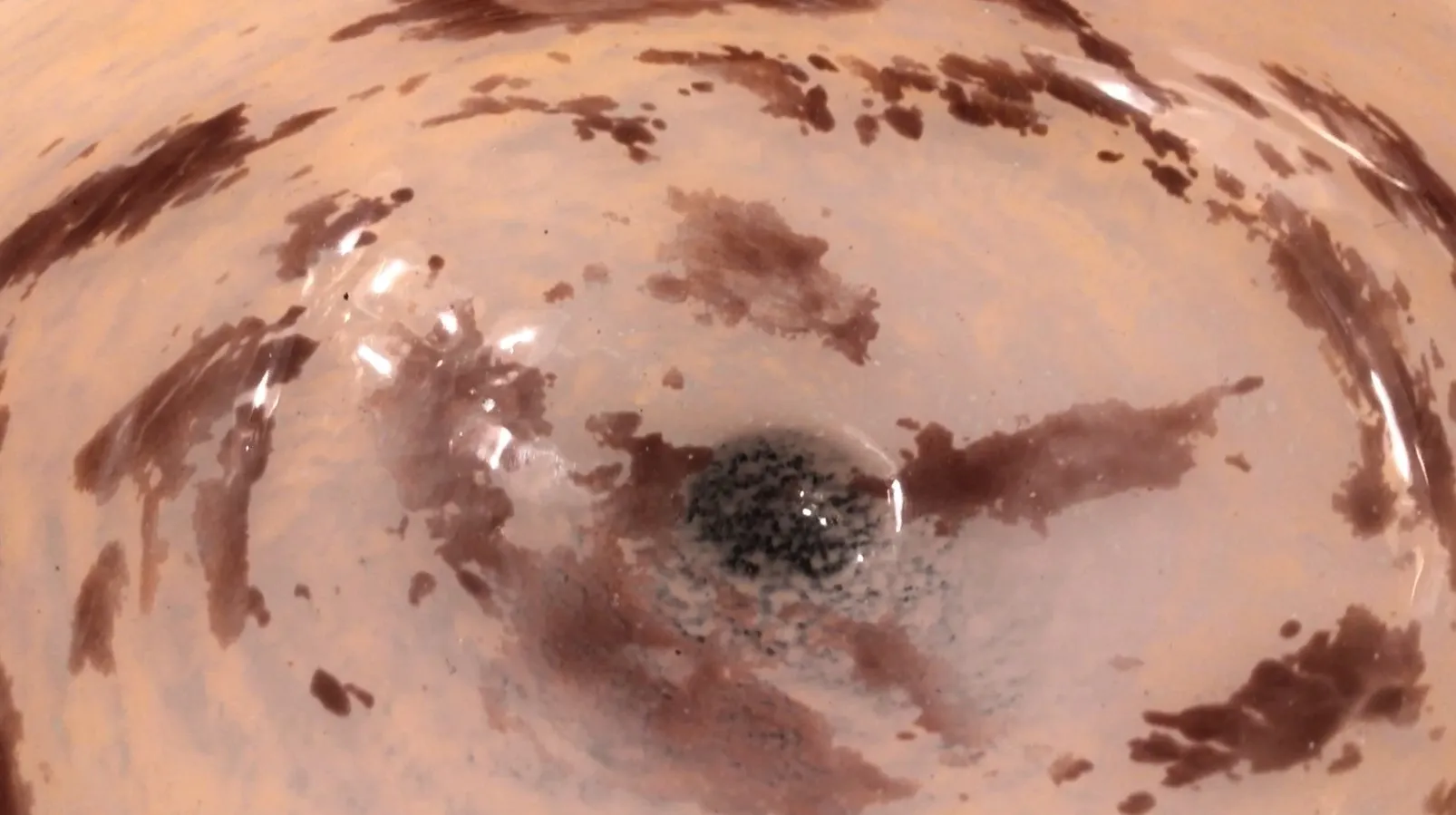 प्राचीन कांच पर श्नाइडर के हस्ताक्षर, डिजाइन में सजावटी तत्व।