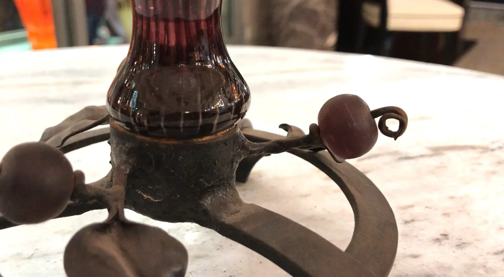 Verre ancien signé Schneider avec des détails décoratifs